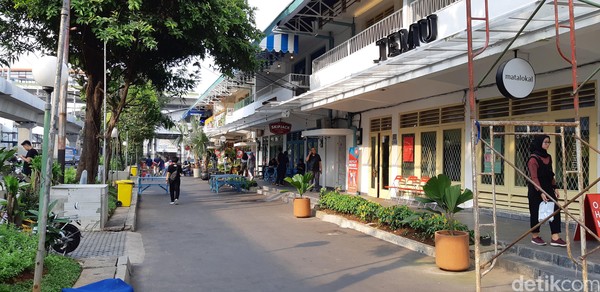 Untuk jajanan, kawasan Blok M mempunyai banyak kedai kopi, minuman manis dan makanan Jepang juga. Ada juga M Bloc yang merupakan tempat hits anak muda di Jakarta Selatan (Ahmad Masaul Khoiri/detikcom) Untuk jajanan, kawasan Blok M mempunyai banyak kedai kopi, minuman manis dan makanan Jepang juga. Ada juga M Bloc yang merupakan tempat hits anak muda di Jakarta Selatan (Ahmad Masaul Khoiri/detikcom)
