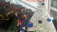 Kalau pohon natal yang satu ini pasti jadi rebutan banyak orang. Pasalnya pohon natal tersebut terbuat dari ribuan donat yang disusun rapi seperti ini. Foto: Istimewa