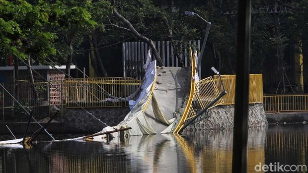 Jembatan di Utan Kemayoran Ambruk.