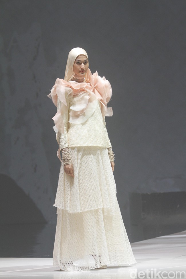 Ria Miranda menampilkan rancangan terbarunya untuk 2020 dengan mengambil tema Realita di The Hall Senayan City, Jakarta, Kamis [24/10/2019]. Foto: Mohammad Abduh/Wolipop