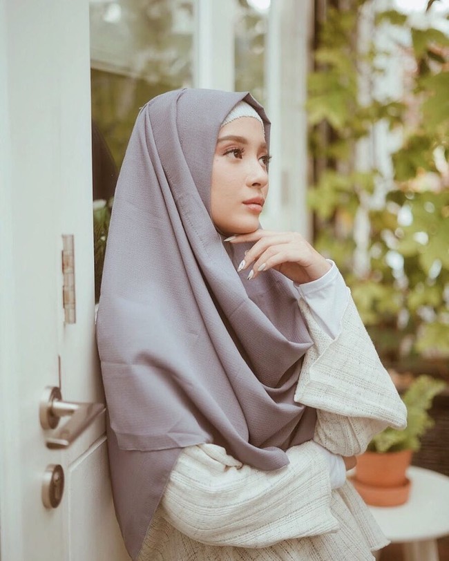 Lewat akun YouTube sahabatnya Gritte, Cerelia membeberkan kalau dirinya pernah menjadi pecandu alkohol sejak usia muda. Dan Cerelia bahkan pernah tidak bisa tidur tanpa minum alkohol sebelumnya. Foto: instagram @cereliaraissa