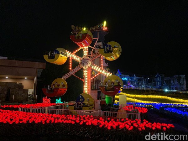 Wahana ini dibangun di atas lahan seluas 2 hektar di komplek Jatim Park 3 di Jalan Ir Soekarno, Kota Batu. Pengunjung akan dibawa ke alam yang berbeda melalui rekayasa cahaya proyektor dan lampu. (Muhammad Aminudin/detikcom) Wahana ini dibangun di atas lahan seluas 2 hektar di komplek Jatim Park 3 di Jalan Ir Soekarno, Kota Batu. Pengunjung akan dibawa ke alam yang berbeda melalui rekayasa cahaya proyektor dan lampu. (Muhammad Aminudin/detikcom)