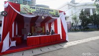 Pos pengamanan juga sudah berdiri di dekat Gereja Immanuel. Saat ini pos pengamanan dengan nuansa merah putih itu dijaga oleh beberapa polisi.