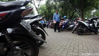 Petugas menyisir IRTI Monas untuk mencari motor yang belum membayar pajak.