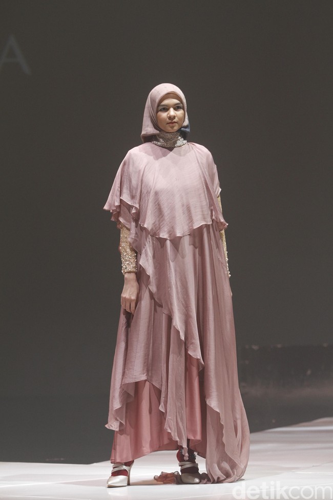 Ria Miranda menampilkan rancangan terbarunya untuk 2020 dengan mengambil tema Realita di The Hall Senayan City, Jakarta, Kamis [24/10/2019]. Foto: Mohammad Abduh/Wolipop