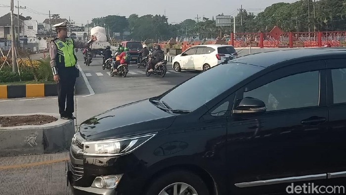 Libur Natal dan Tahun Baru, Simpang 4 Karanglo Mulai Dipadati Kendaraan