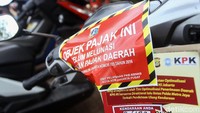 Stiker ditempelkan agar para pemilik segera melakukan kewajibannya membajar pajak kendaraan.