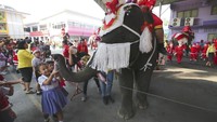 Kehadiran gajah di sekolah tersebut untuk menyambut perayaan Natal pada tanggal 25 Desember mendatang.