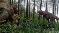 Begini kehadiran dinosaurus. Bukan adegan film di Jurassic Park, dinosaurus itu adalah atraksi di Mojosemi Forest Park, Magetan. (Foto: Sugeng Harianto/detikcom)