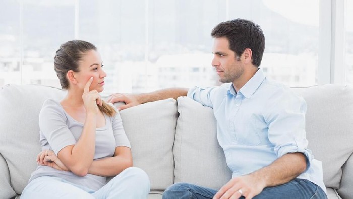 zodiak Unhappy young couple arguing standing at house door, angry husband pointing at wife blaming her of problems, conflicts in marriage, bad relationships, man and woman having quarrel or disagreement