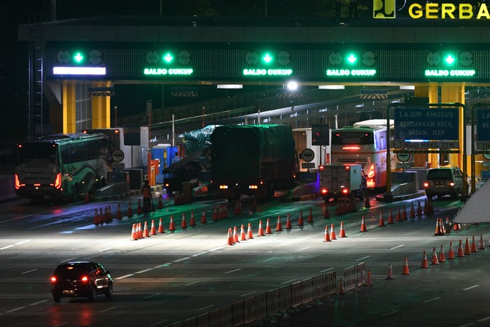 Foto udara sejumlah kendaraan bermotor melintas di Gerbang Tol (GT) Cikampek Utama, Karawang, Jawa Barat, Senin (23/12/2019). Memasuki H-2 Natal 2019, arus kendaraan bermotor terpantau lancar di gerbang tol tersebut pada Senin sore hingga malam. Sementara itu, sepanjang 20-22 Desember 2019 PT Jasa Marga (Persero) Tbk mencatat sudah 521.739 kendaraan meninggalkan Jakarta menuju wilayah Timur, Barat, dan Selatan Pulau Jawa. ANTARA FOTO/Aditya Pradana Putra/aww.
  *** Local Caption ***