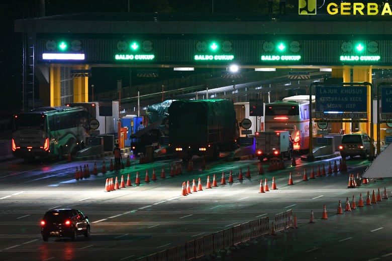 Foto udara sejumlah kendaraan bermotor melintas di Gerbang Tol (GT) Cikampek Utama, Karawang, Jawa Barat, Senin (23/12/2019). Memasuki H-2 Natal 2019, arus kendaraan bermotor terpantau lancar di gerbang tol tersebut pada Senin sore hingga malam. Sementara itu, sepanjang 20-22 Desember 2019 PT Jasa Marga (Persero) Tbk mencatat sudah 521.739 kendaraan meninggalkan Jakarta menuju wilayah Timur, Barat, dan Selatan Pulau Jawa. ANTARA FOTO/Aditya Pradana Putra/aww.
*** Local Caption ***