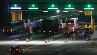 Memasuki H-2 Natal 2019, arus kendaraan bermotor terpantau lancar di gerbang tol tersebut pada Senin sore hingga malam.