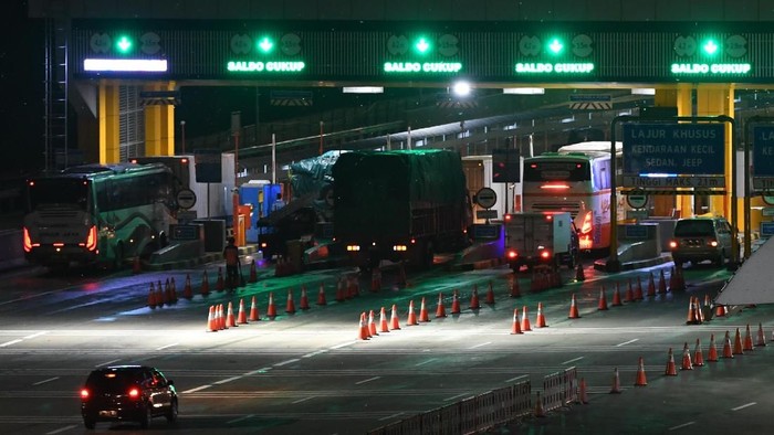 Foto udara sejumlah kendaraan bermotor melintas di Gerbang Tol (GT) Cikampek Utama, Karawang, Jawa Barat, Senin (23/12/2019). Memasuki H-2 Natal 2019, arus kendaraan bermotor terpantau lancar di gerbang tol tersebut pada Senin sore hingga malam. Sementara itu, sepanjang 20-22 Desember 2019 PT Jasa Marga (Persero) Tbk mencatat sudah 521.739 kendaraan meninggalkan Jakarta menuju wilayah Timur, Barat, dan Selatan Pulau Jawa. ANTARA FOTO/Aditya Pradana Putra/aww.
  *** Local Caption ***