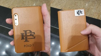 Cover bahan kulit yang mewah. Ponsel lipat ini dilengkapi dengan 2 kamera 16MP dan 20MP. Ponsel ini punya dimensi 134 mm x 190,3 mm x 7,6 mm dan berat 320 gram. (escobarinc.com)