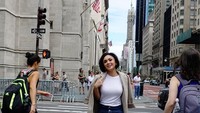Di usia 47 tahun, Yuni masih awet muda. Apalagi saat penampilannya menggunakan jeans dan kaos putih ini. Foto: Instagram yunishara36