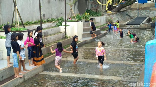 Nongkrong Asyik di Kafe Walungan Ala Warga Babakan Irigasi Bandung