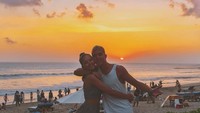 Berlibur bersama ke Bali, Alyssa dan Al berpose manis di tengah matahari senja, sambil menikmati es kelapa yang segar di tepi pantai. Foto: Instagram @alyssadaguise dan @alghazali7