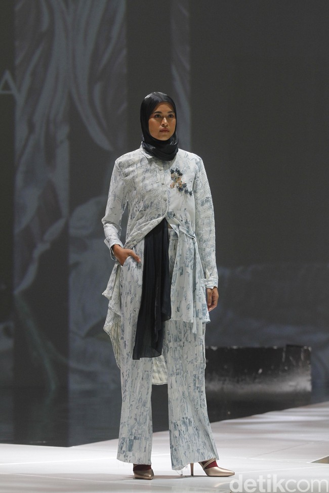 Ria Miranda menampilkan rancangan terbarunya untuk 2020 dengan mengambil tema Realita di The Hall Senayan City, Jakarta, Kamis [24/10/2019]. Foto: Mohammad Abduh/Wolipop