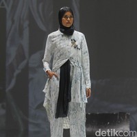 Ria Miranda menampilkan rancangan terbarunya untuk 2020 dengan mengambil tema Realita di The Hall Senayan City, Jakarta, Kamis [24/10/2019]. Foto: Mohammad Abduh/Wolipop