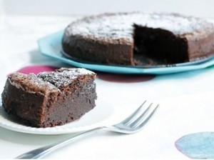 Dengan 2 Bahan Ini Kamu Bisa Bikin Cake Nutella yang Lumer Legit
