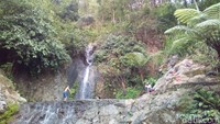 Objek wisata ini berada di kaki Gunung Muria. Bagi Anda wisatawan yang berasal dari luar kota atau dari arah Semarang, bisa mengambil jalur dari pusat Kota Kudus, menuju arah Rahtawu. (Akrom Hazami/detikcom)