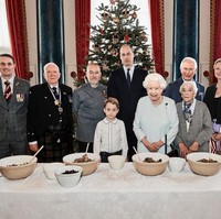 Keluarga Kerajaan Inggris berfoto bersama mereka yang terlibat di kegiatan amal tersebut. (Foto: Chris Jackson/Buckingham Palace via Getty Images)