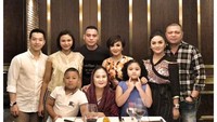 Kalau ini momen kulineran Yuni bersama adik-adiknya. Nampak ada Krisdayanti yang juga menikmati steak enak di restoran fine dining. Foto: Instagram yunishara36