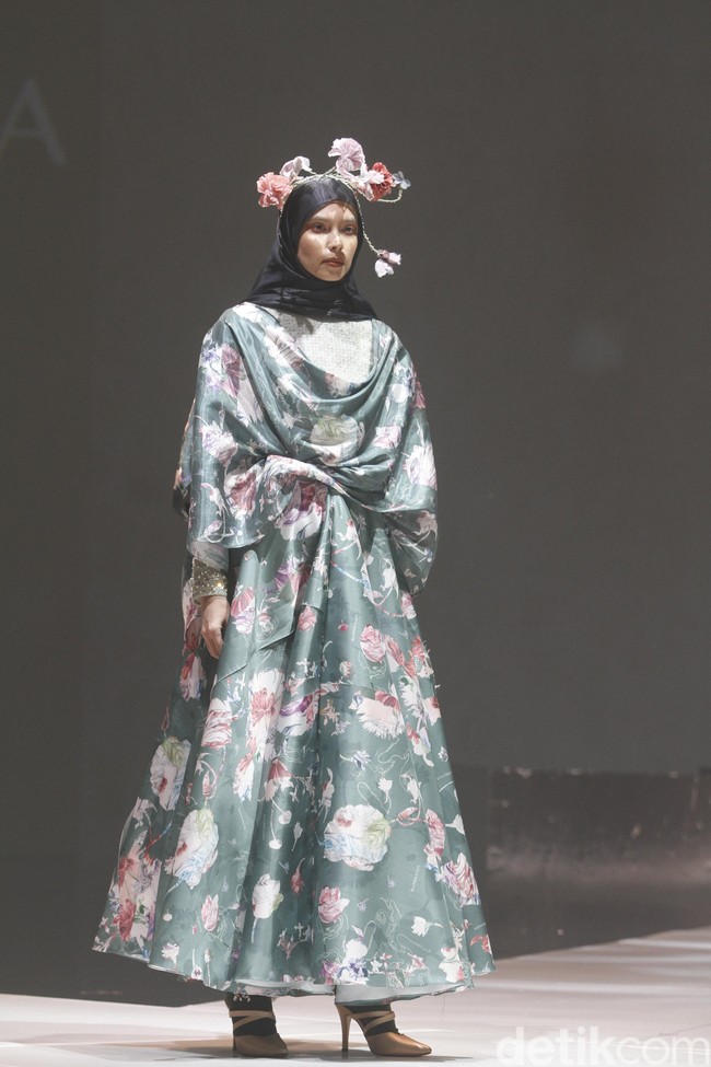 Ria Miranda menampilkan rancangan terbarunya untuk 2020 dengan mengambil tema Realita di The Hall Senayan City, Jakarta, Kamis [24/10/2019]. Foto: Mohammad Abduh/Wolipop