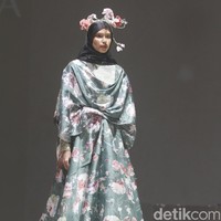 Ria Miranda menampilkan rancangan terbarunya untuk 2020 dengan mengambil tema Realita di The Hall Senayan City, Jakarta, Kamis [24/10/2019]. Foto: Mohammad Abduh/Wolipop