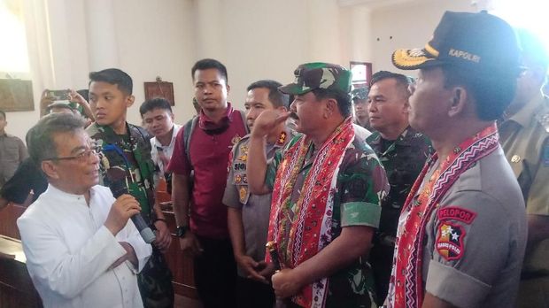 Panglima TNI dan Kapolri mengecek beberapa gereja di Manado.