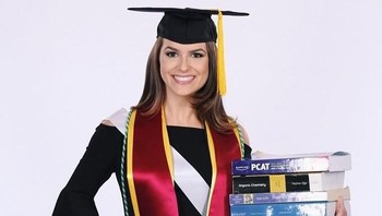 Camille ingin menjadi panutan bagi perempuan muda lainnya untuk memadukan kecantikan dan kecerdasan (camilleschrier/Instagram)