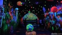 Milenial Glow Garden dirancang menggunakan Hi Tech Projector untuk mendukung setiap wahana yang ada. Milenial Glow Garden bisa juga dijuluki taman sejuta lampu, yang memanjakan para wisatawan dengan keindahan lightingnya. (Muhammad Aminudin/detikcom)