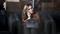 Adinda yang mengenakan atasan berwarna oranye dan membawa tas berwarna hitam itu diperiksa sebagai saksi terkait kasus dugaan suap distribusi gula di PTPN III.