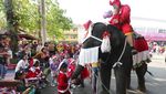 Gajah di Thailand Bagi-bagi Hadiah Natal Kepada Siswa Sekolah