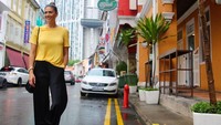 Gaya santai Stephanie di China Town, Singapura (Instagram/itsstephrice) (Instagram/itsstephrice)