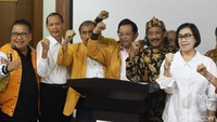 Yus Usman menanggapi tudingan kubu Wiranto, Chairuddin Ismail yang bilang OSO menyingkirkan anggota lama dan mengganti gerbong.