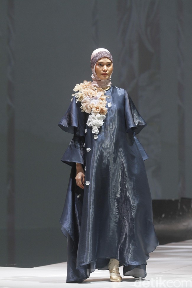 Ria Miranda menampilkan rancangan terbarunya untuk 2020 dengan mengambil tema Realita di The Hall Senayan City, Jakarta, Kamis [24/10/2019]. Foto: Mohammad Abduh/Wolipop