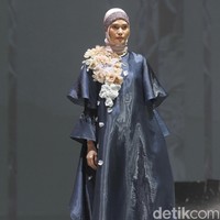 Ria Miranda menampilkan rancangan terbarunya untuk 2020 dengan mengambil tema Realita di The Hall Senayan City, Jakarta, Kamis [24/10/2019]. Foto: Mohammad Abduh/Wolipop