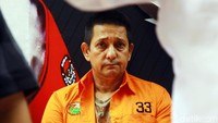 Ibra terlihat lesu dan banyak menunduk setelah keempat kalinya terciduk kasus narkoba. Saudara kandung Ayu Azhari pun belum banyak bicara.