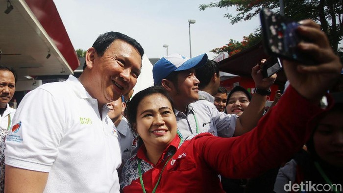 Basuki Tjahaja Purnama (Ahok) ikut menghadiri peresmian implementasi program biodiesel 30% atau B30 di SPBU Pertamina, Jalan MT Haryono, Jakarta Selatan, Senin (23/12/2019). Komisaris Utama Pertamina jadi rebutan foto bersama pegawai SPBU.