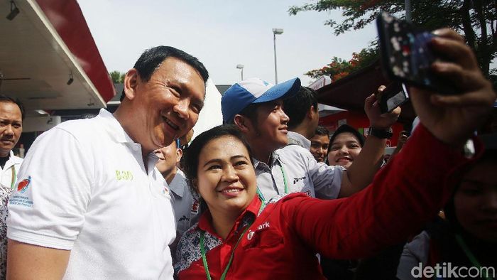 Ahok Jadi Rebutan Foto Bersama Pegawai SPBU Basuki Tjahaja Purnama (Ahok) ikut menghadiri peresmian implementasi program biodiesel 30% atau B30 di SPBU Pertamina, Jalan MT Haryono, Jakarta Selatan, Senin (23/12/2019). Komisaris Utama Pertamina jadi rebutan foto bersama pegawai SPBU.