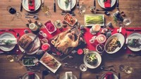 Tradisi natal di Portugal biasanya memberi makan orang mati. Banyak keluarga yang menyediakan kursi dan piring kosong saat mereka makan, dengan kepercayaan bahwa keluarga yang sudah tiada akan hadir di sana. Foto: Istimewa