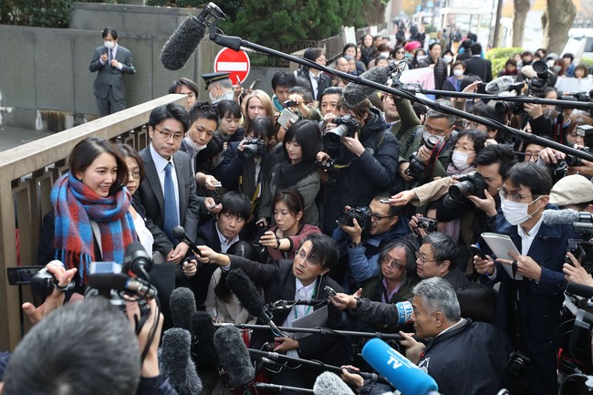 Berbeda dengan di Amerika Serikat, hal ini menjadi sesuatu yang tabu untuk dibicarakan di Jepang. Dilaporkan jika tidak banyak wanita yang melaporkan kasus pelecehan bahkan pemerkosaan dan kasus-kasus itu jarang menghasilkan penangkapan atau persekusi. Ito sendiri mengaku sempat ragu untuk langsung melapor dan menganggap hal itu adalah kesalahannya. Foto: Getty Images