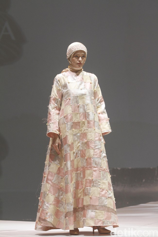 Ria Miranda menampilkan rancangan terbarunya untuk 2020 dengan mengambil tema Realita di The Hall Senayan City, Jakarta, Kamis [24/10/2019]. Foto: Mohammad Abduh/Wolipop