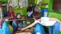 Di Banyuwangi, Yuni tak lewatkan kuliner tradisional enak. Sebelum pulang mampir ke Pecel Pincuk Madiun Bu Tin ... Ueeecoooo sanget👌🏻, kata penyanyi spesialis lagu lawas ini. Foto: Instagram yunishara36
