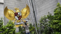 Bahkan lambang negara Pancasila di luar gereja juga dibersihkan petugas.