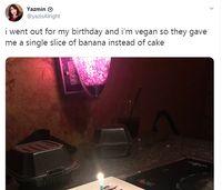 Kue Ultah Wanita Vegan Ini Berupa Irisan Pisang dan Lilin