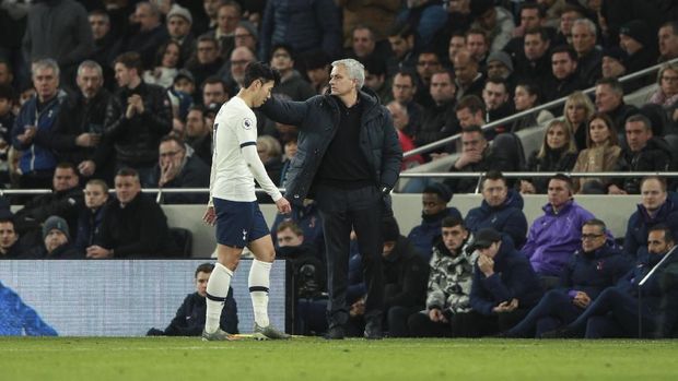 Son Heung Min terkena kartu merah langsung dalam laga lawan Chelsea.