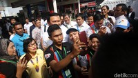 Para pegawai SPBU mengantre untuk foto bersama dengan Ahok.